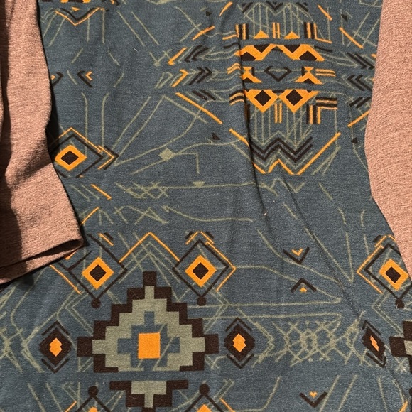 Lularoe ShirtsTops MEDIUM 3/4 Sleeve Tribal Women’s - Picture 2 of 2